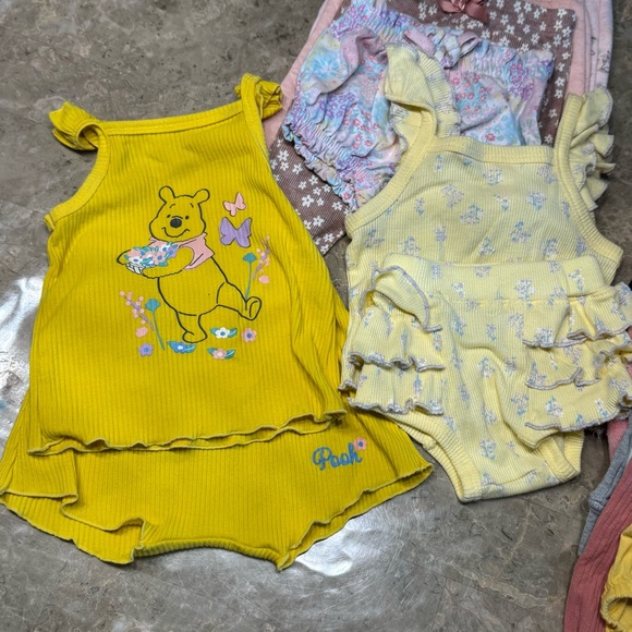 Baby girl bundle sizes
0-3 months and 3-6 months
17 bottoms and 2 sets - Picture 3 of 7